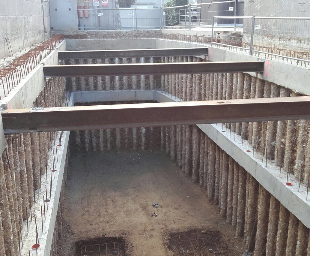 Vista frontale della paratia berlinese con puntoni