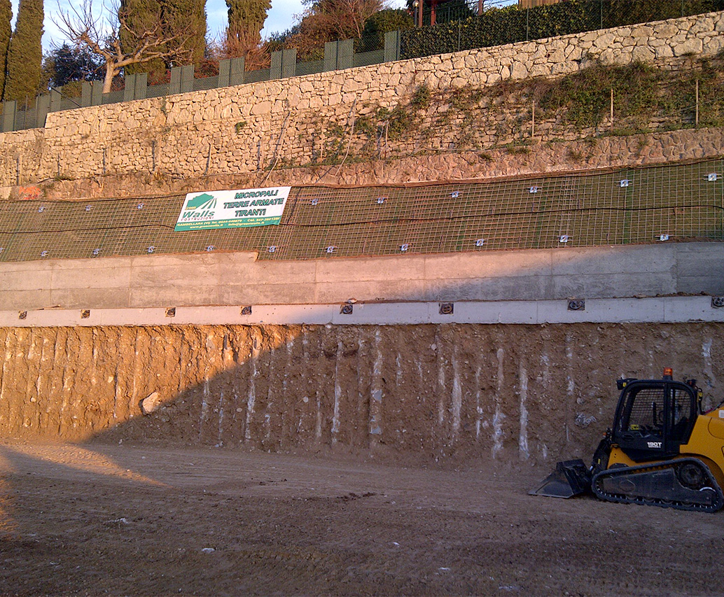 Cantiere di sostegno scavi con micropali e tiranti
