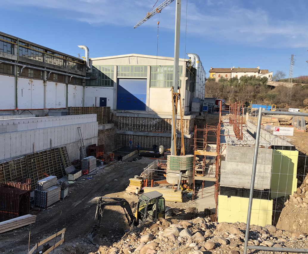 Cantiere con micropali, armatura e getto