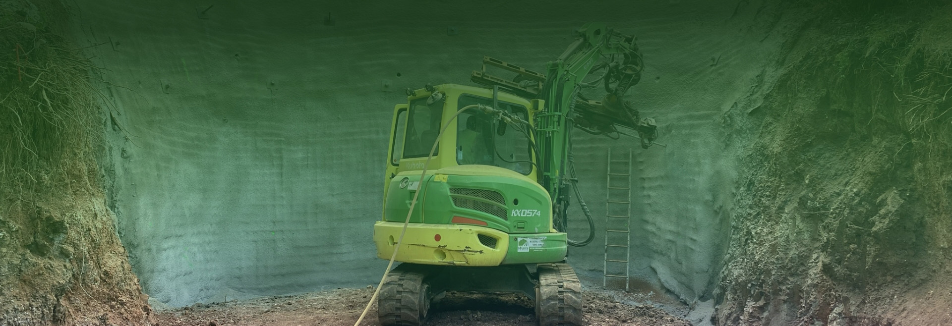 Escavatore installa barre autoperforanti