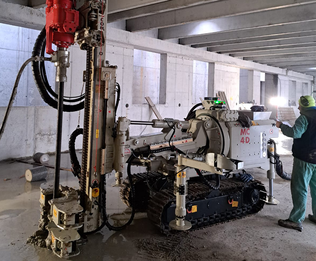 Cantiere con barre autoperforanti applicate per il sostegno del versante