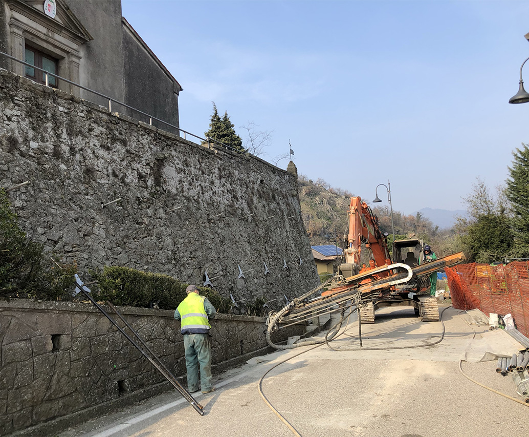 Pendio con rete e barre autoperforanti