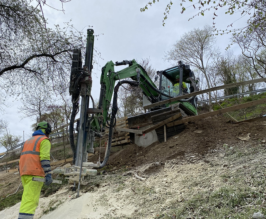 Operai installano barre autoperforanti