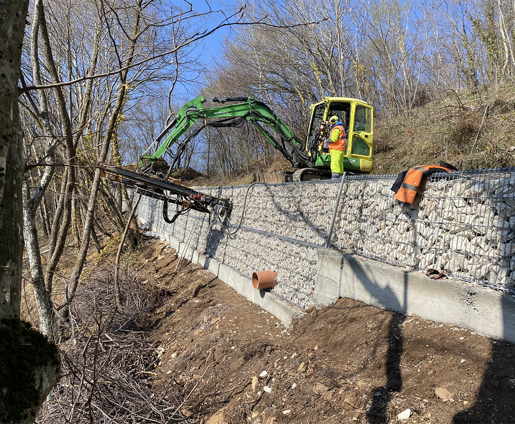 Pendio con rete e spritz beton