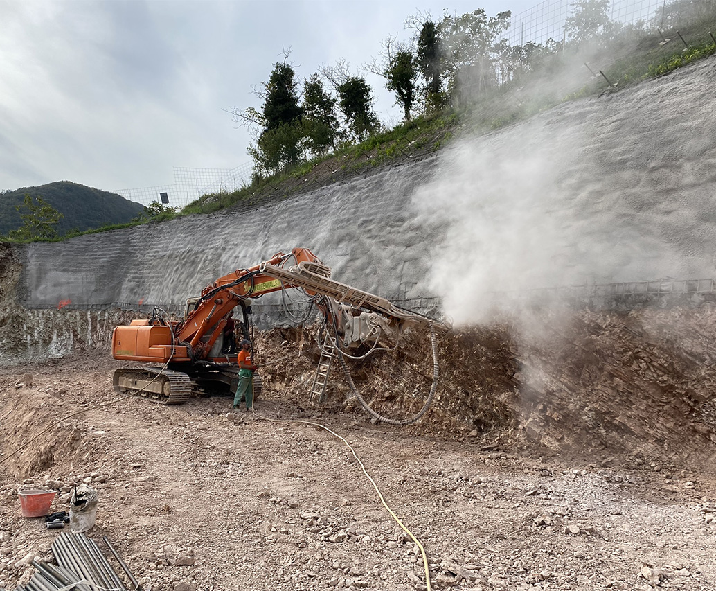 Escavatore su versante con tiranti