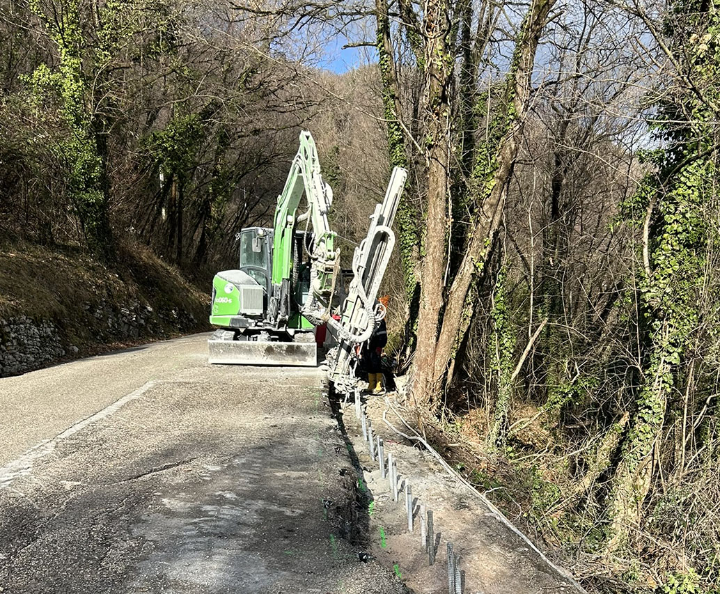 Installazione tiranti autoperforanti su
pendio