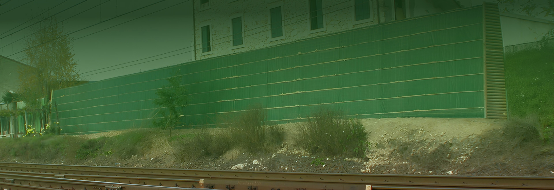 Barriera fonoassorbente lungo ferrovia