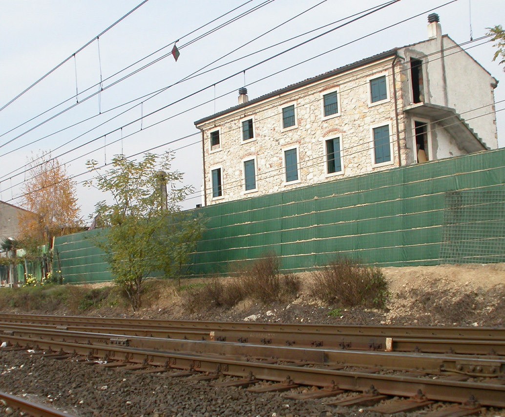 Barriera verde lungo binari