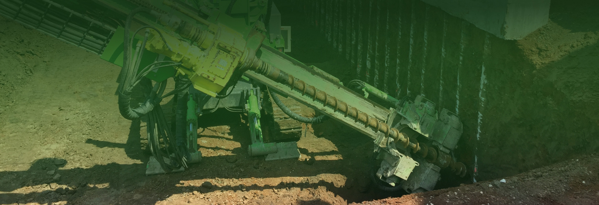 Perforatrice esegue micropali lungo lo
scavo