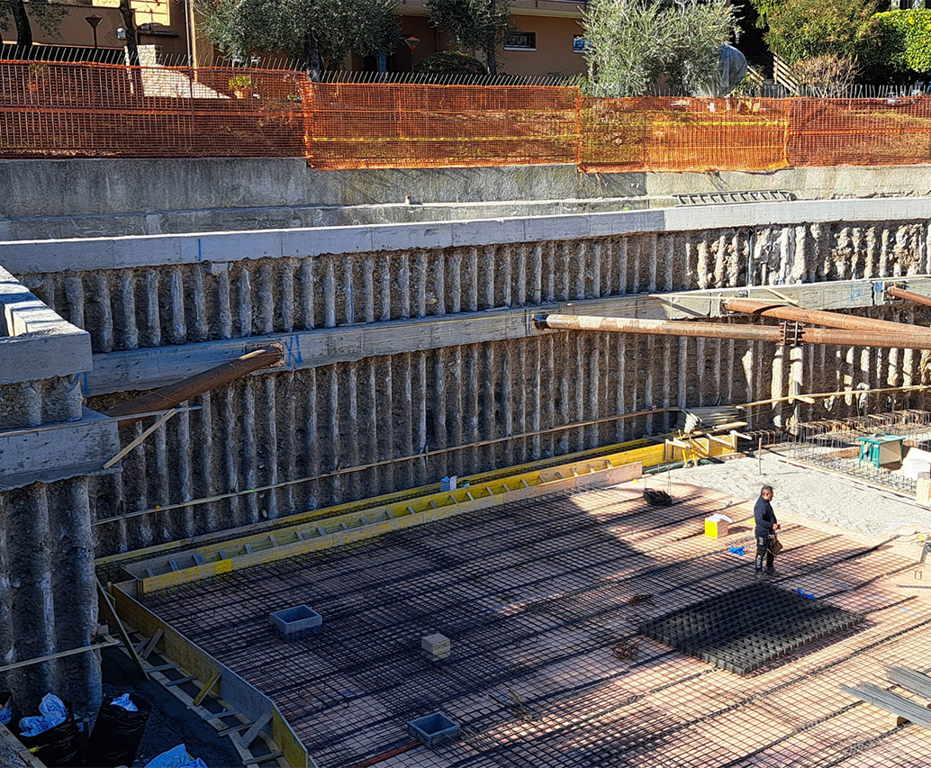 Cantiere con paratia micropali e puntoni