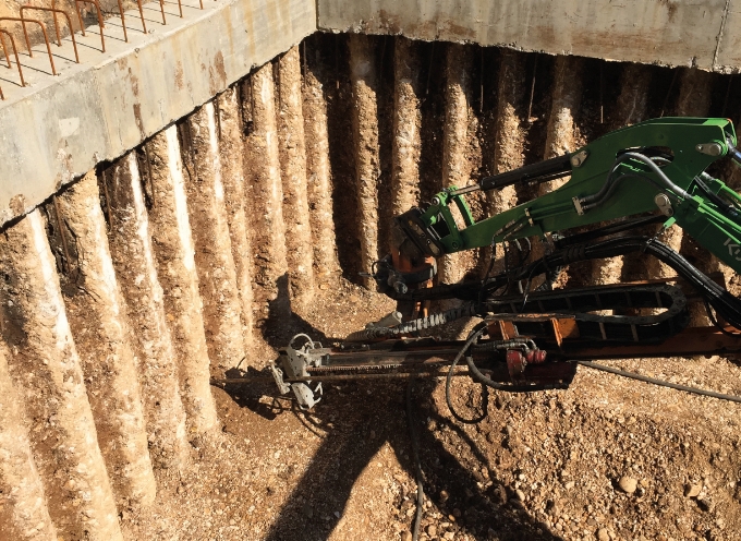 Escavatore all'interno della paratia