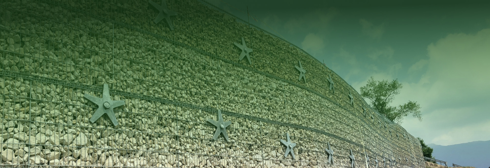 Muro di gabbioni con stelle ancoranti