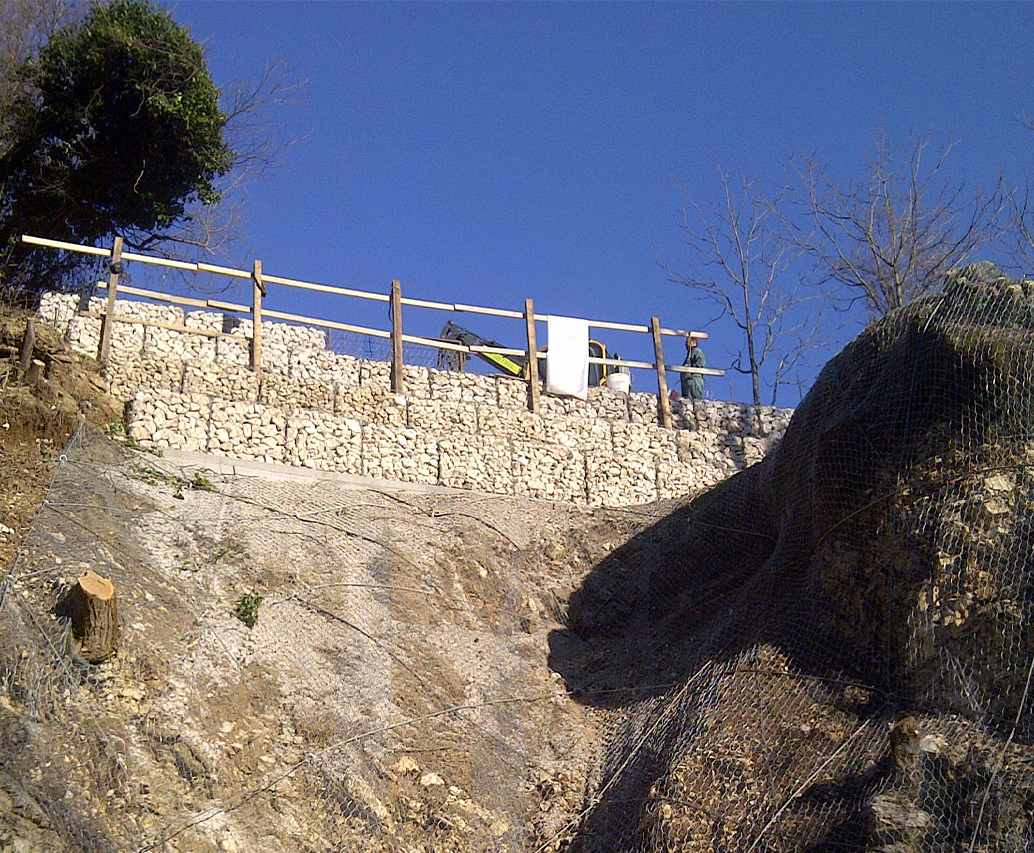 Muro di gabbioni con stelle
