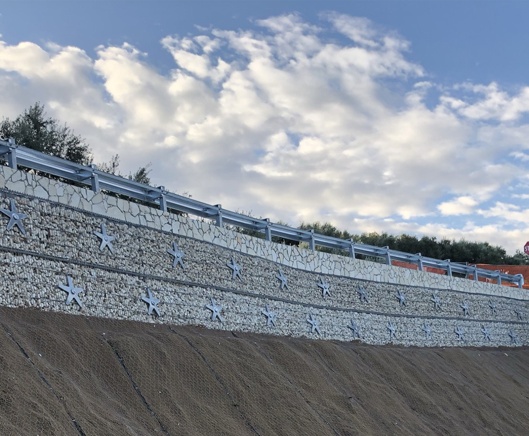 Muro di contenimento con gabbioni riempiti di pietre