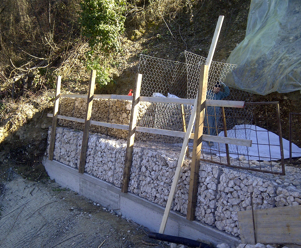 Gabbioni sovrapposti per consolidamento versante