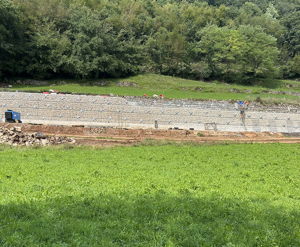 Gabbioni sovrapposti per consolidamento versante