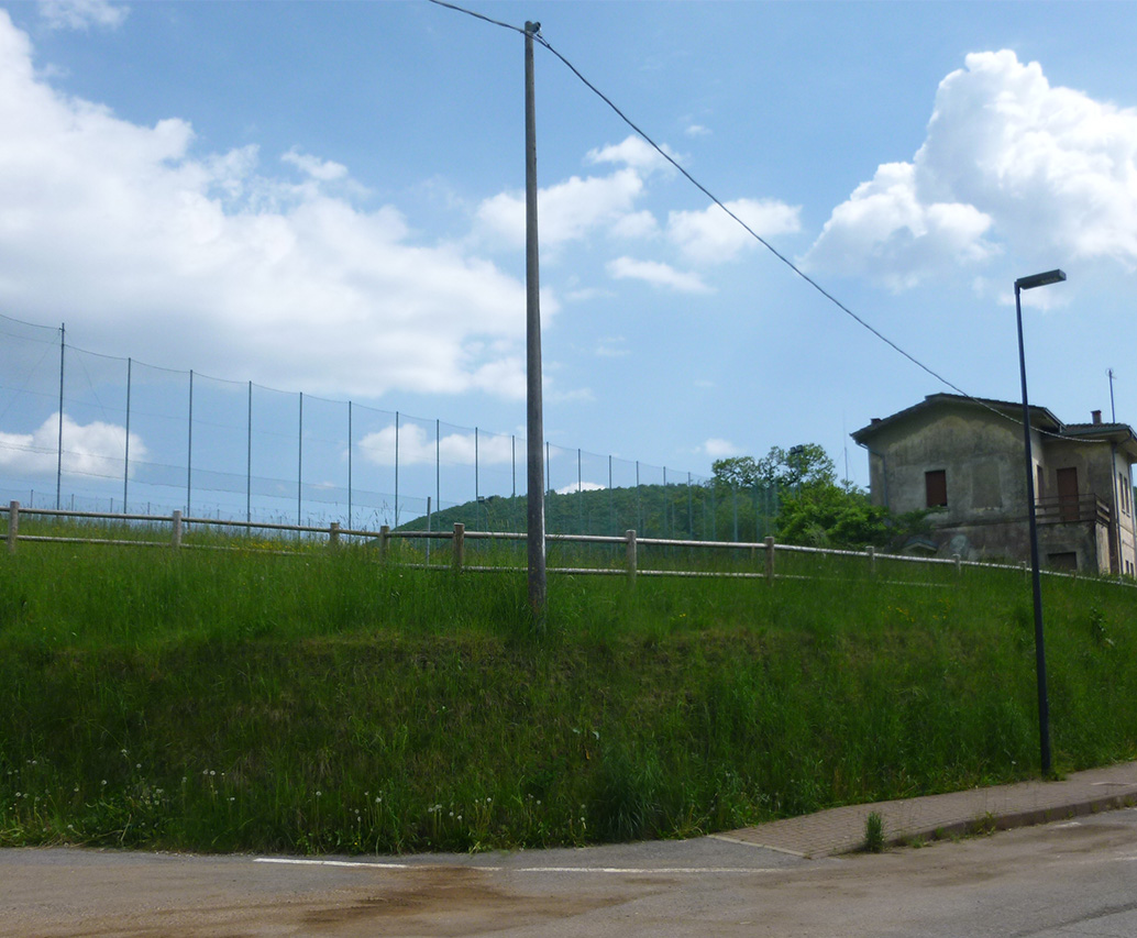 Campo sportivo con scarpata rinverdita