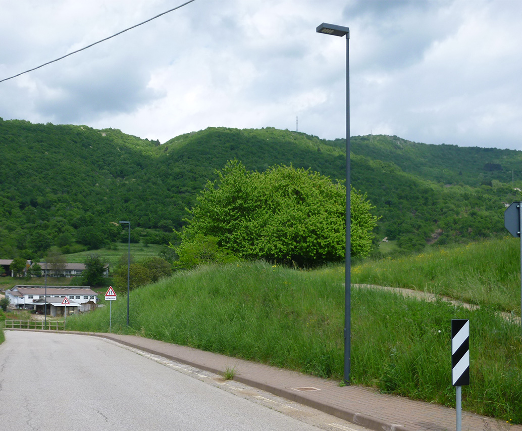 Strada con parapetto e pendio vegetato