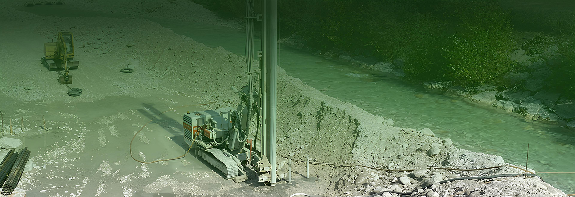 Perforatrice su roccia vicino al fiume