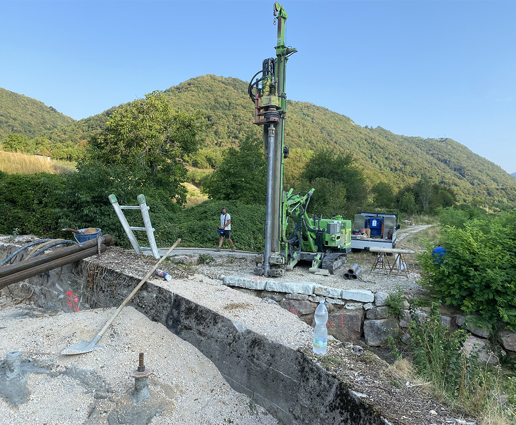 Perforatrice esegue micropali di fondazione in profondità