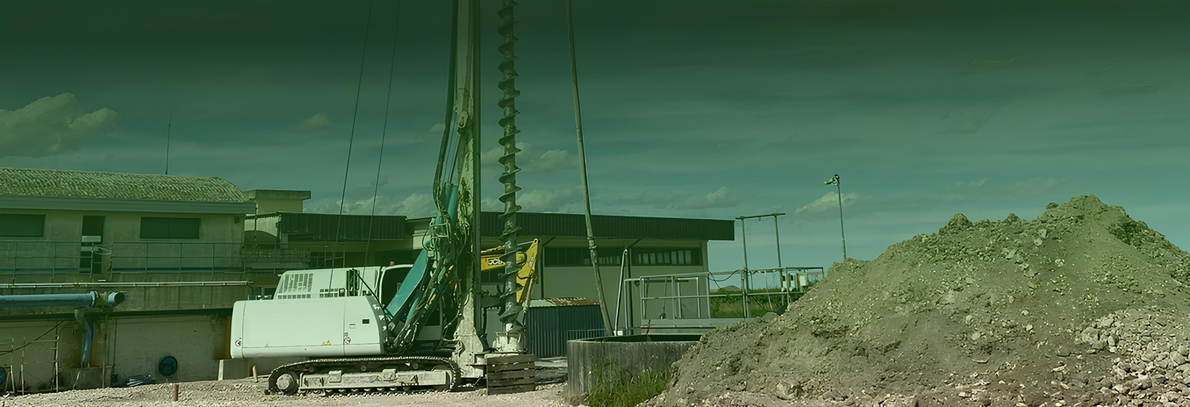 Perforatrice ad elica continua in cantiere
con cumulo di terra
