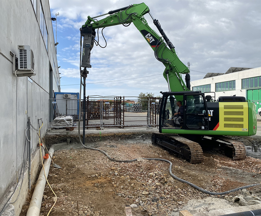 Cantiere con perforatrice in azione su pali in ghisa