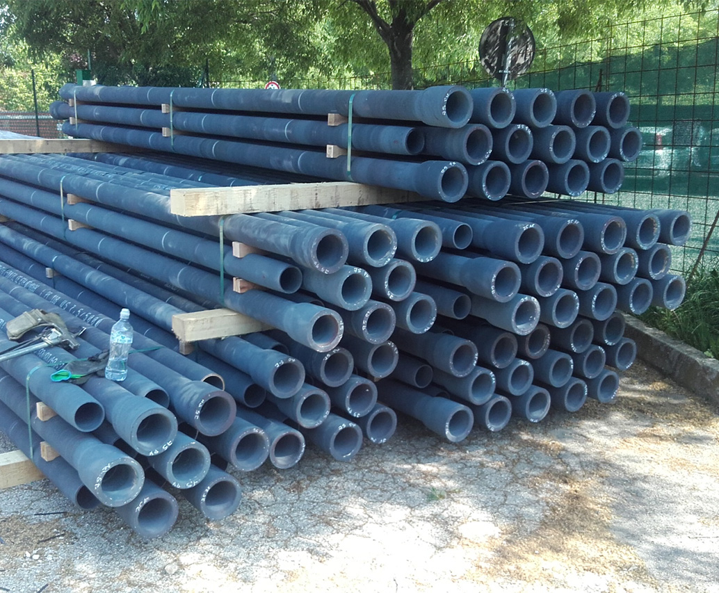 Perforatrice con tubi di ghisa su terreno
fangoso