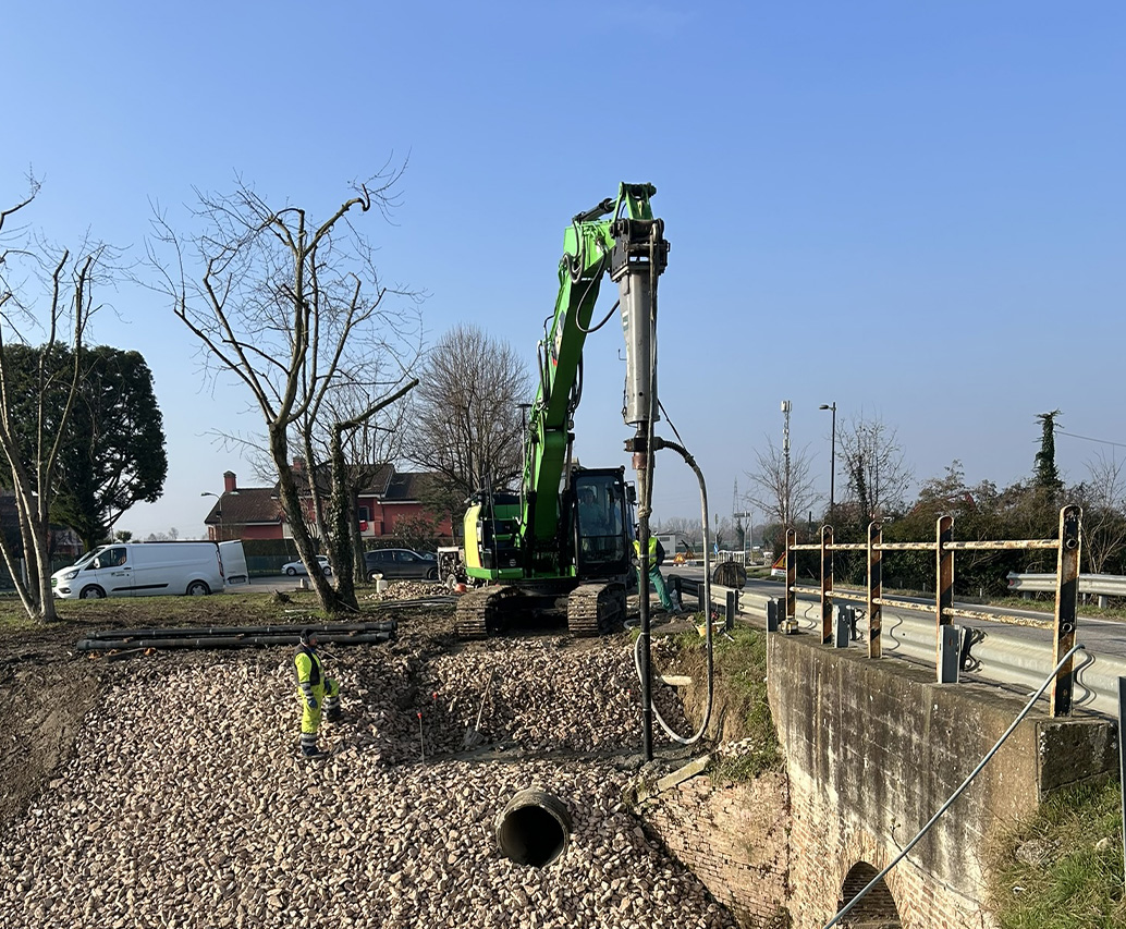 Operazioni di cantiere con installazione pali di ghisa