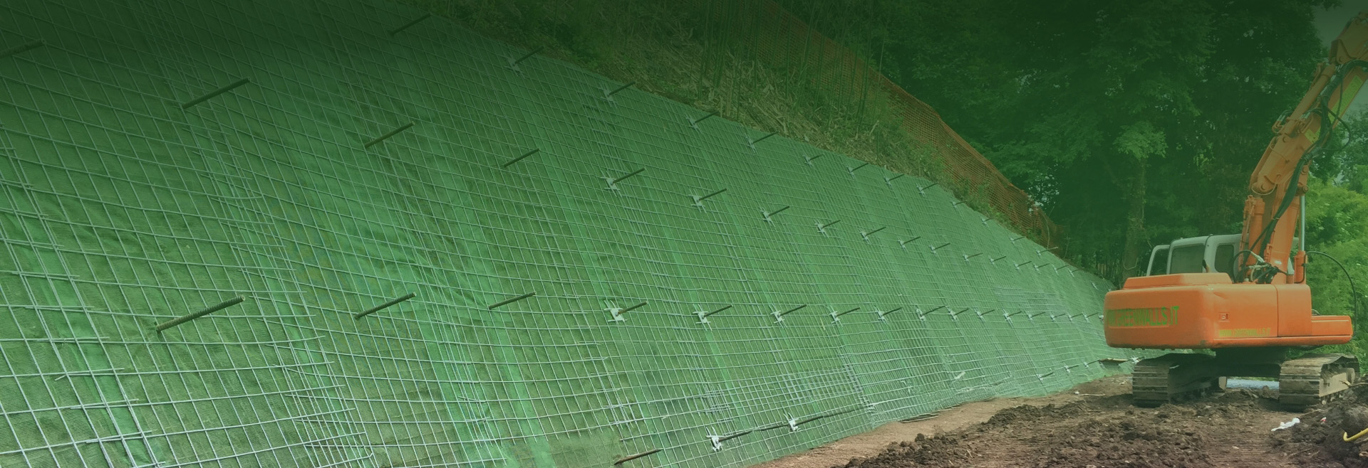Parete chiodata verde con rete metallica e
escavatore