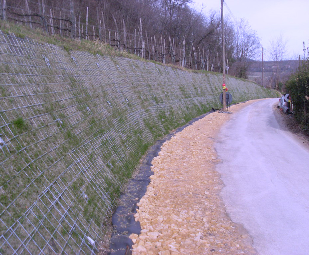 Vista frontale di scarpata verde consolidata