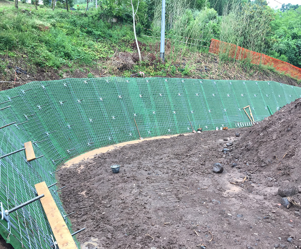 Scarpata verde con rete e camminamento