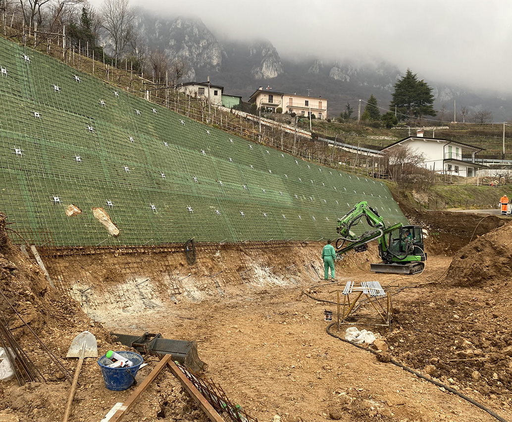 Parete verde curva con guardrail