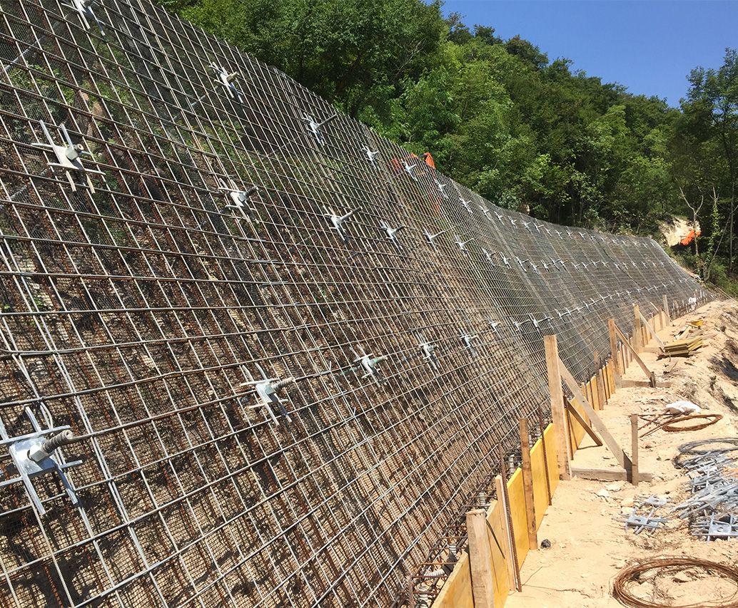 Escavatore su parete verde in costruzione