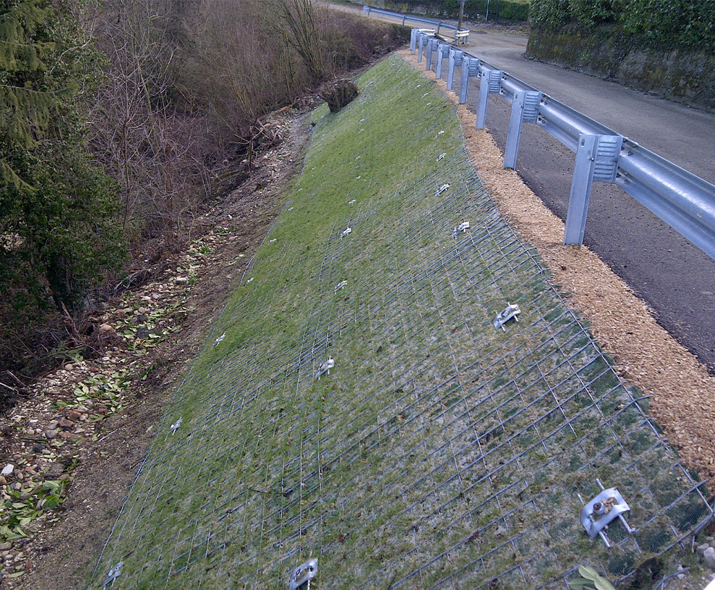 Dettaglio giardino terrazzato con rete