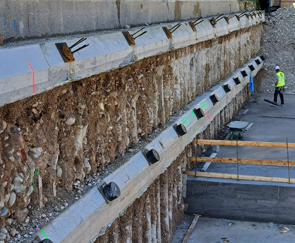 Applicazione di tiranti e spritz beton per il sostegno della parete