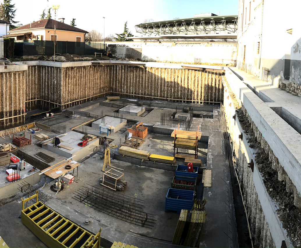 Rivestimento di parete rocciosa tramite chiodatura e spritz beton