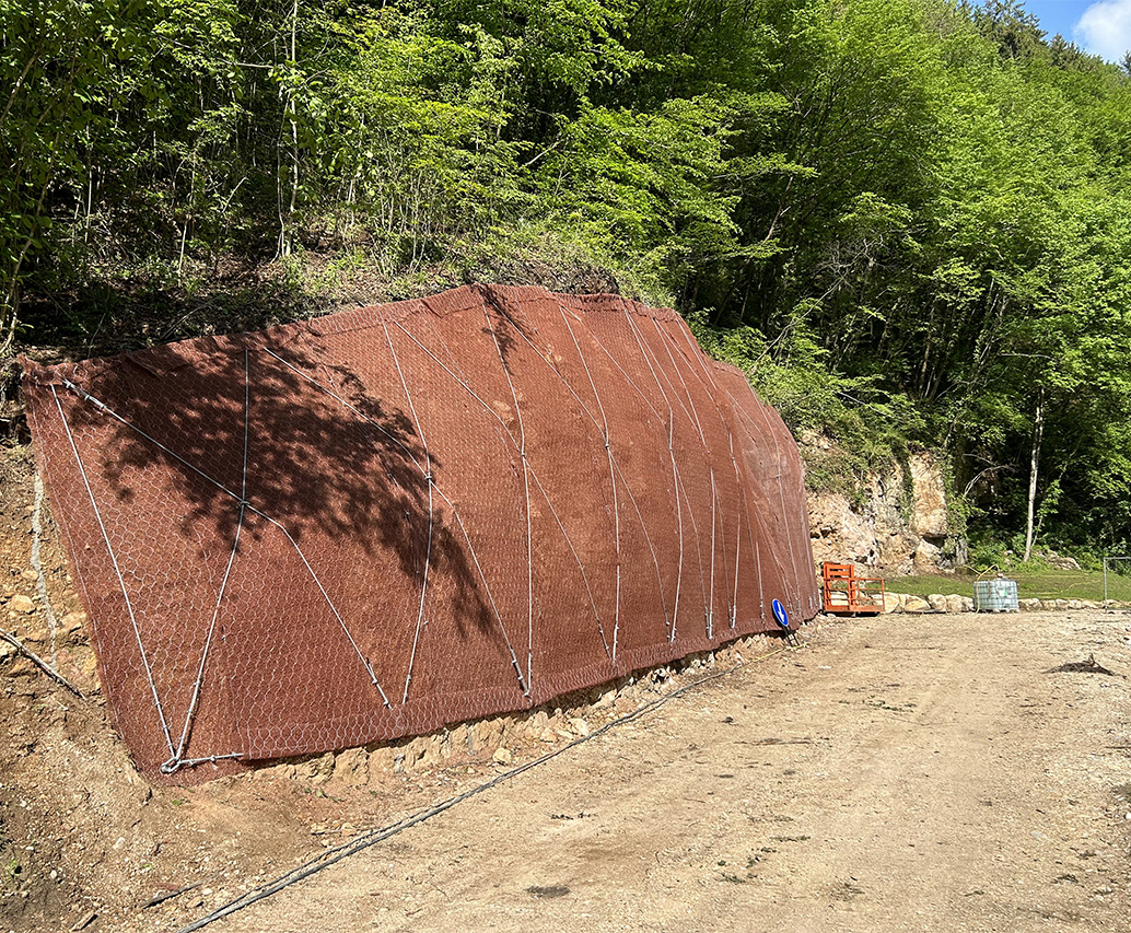 Parete rocciosa con rete paramassi
