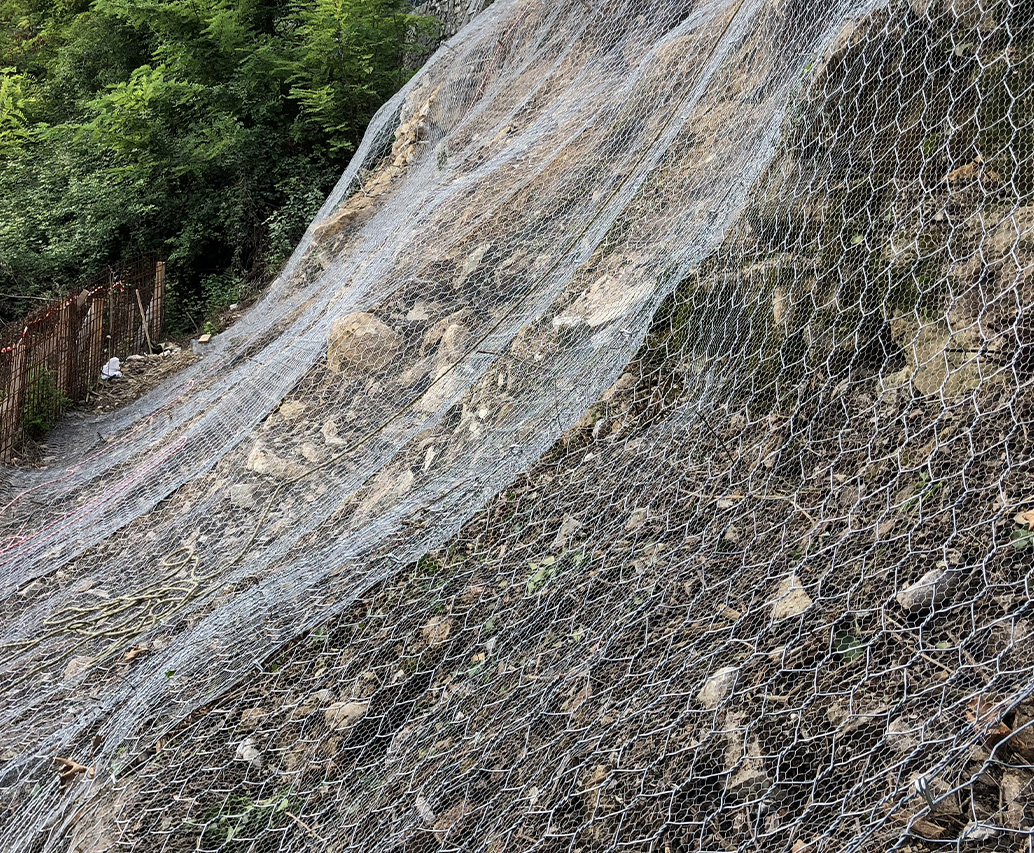 Frana ricoperta con rete rossa