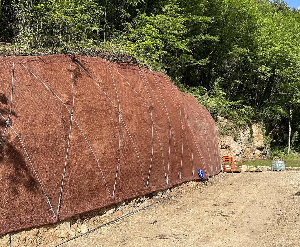 Montaggio rete paramassi in cantiere