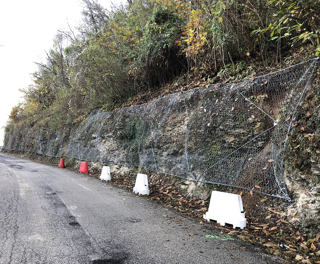 Rete paramassi lungo strada