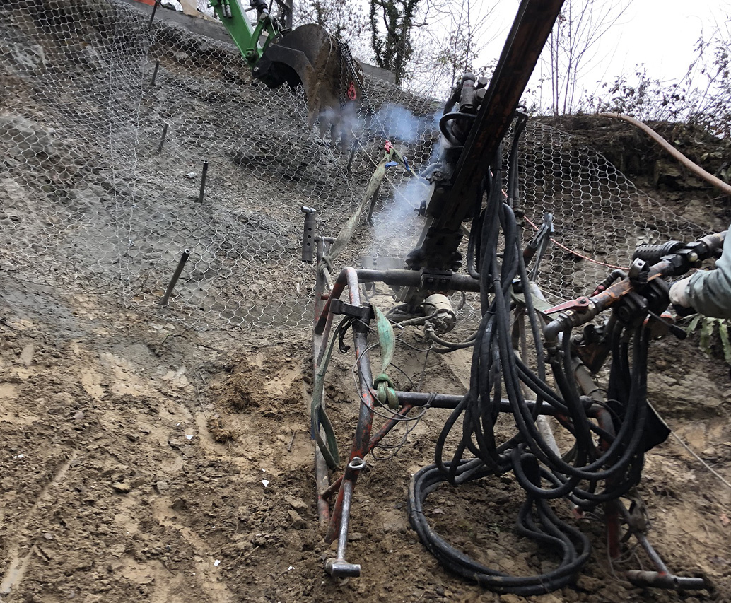 Sostegno con rete e barriere