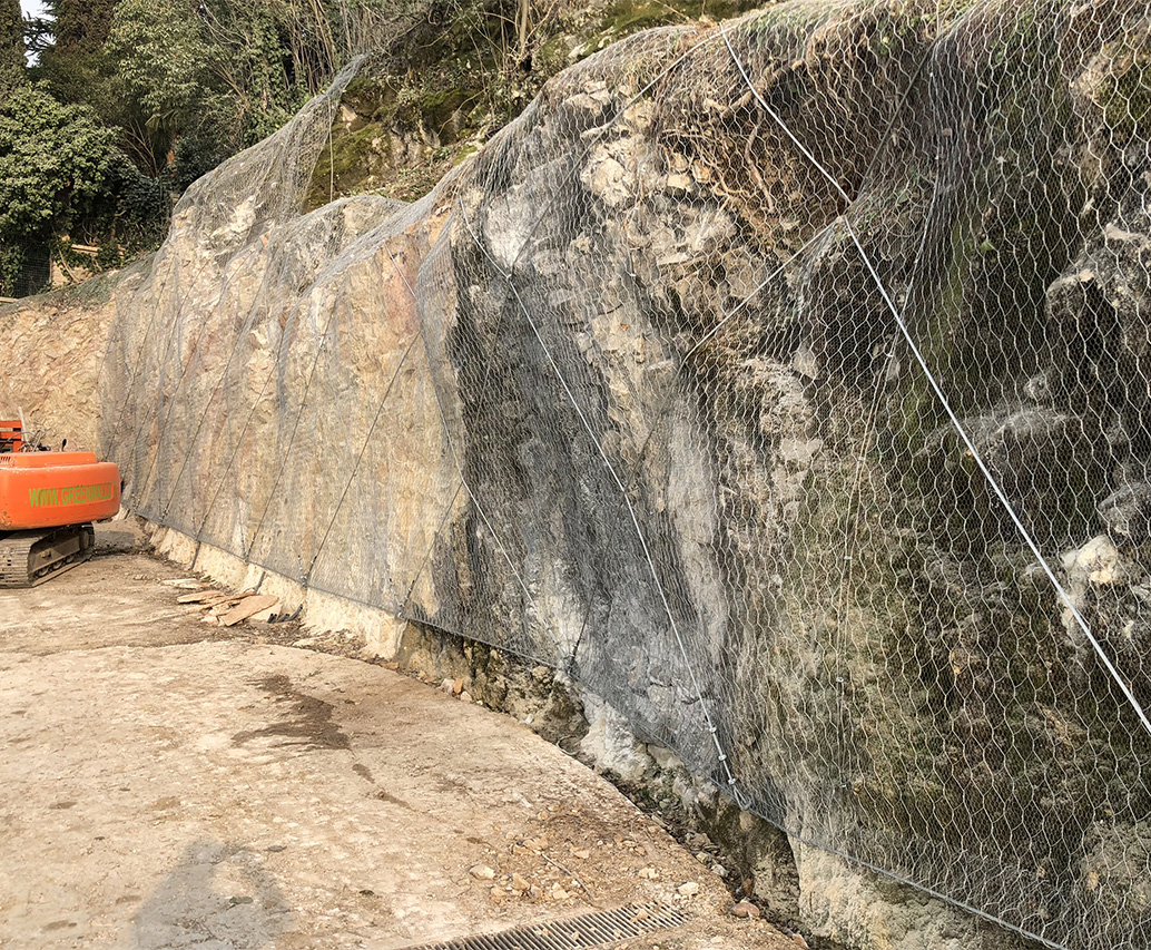 Installazione rete paramassi su versante montano