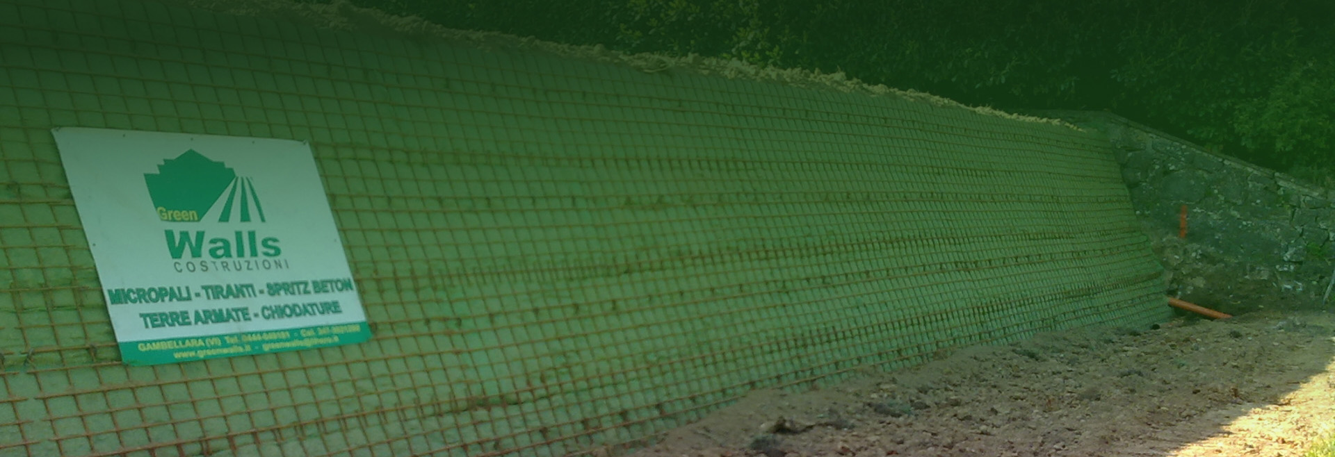 Cantiere terra rinforzata con rete verde e
cartello