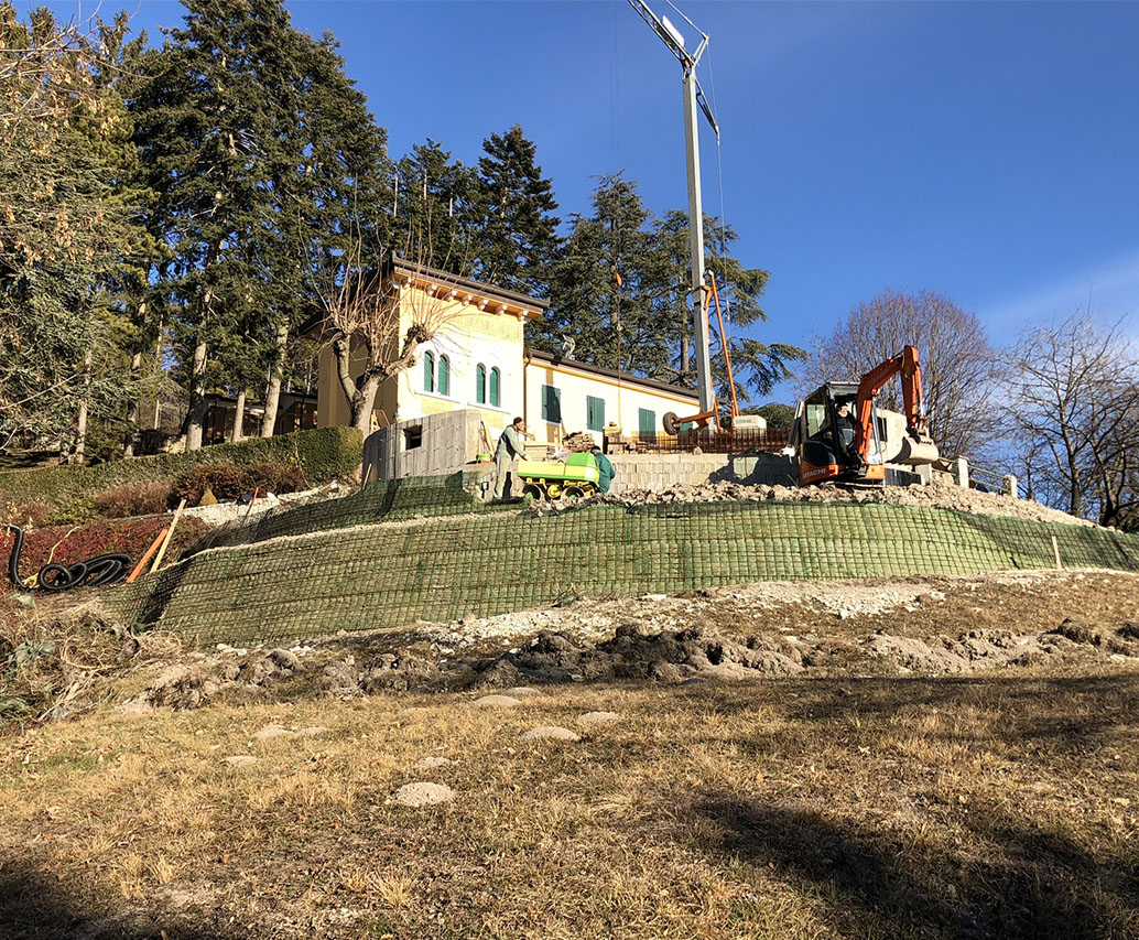 Terrapieno rinforzato con strati di geogriglia