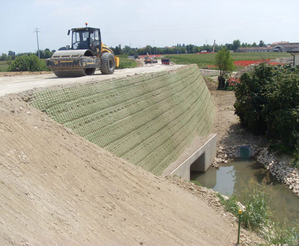 Dettaglio posa geogriglia in scarpata