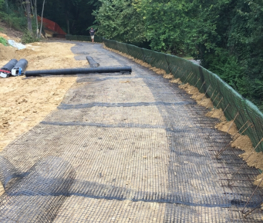 Geogriglia posata su pendio per terre rinforzate