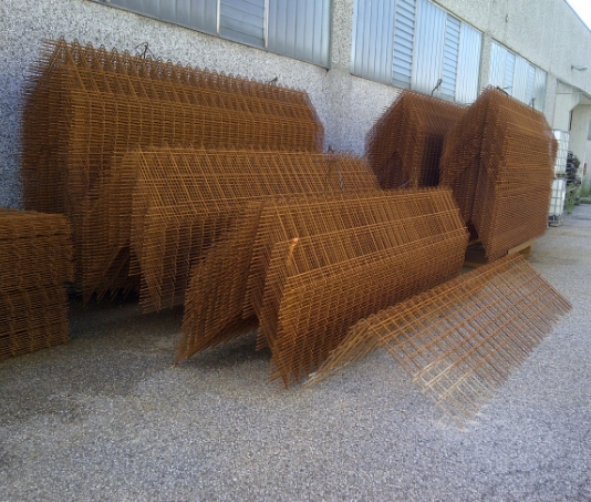 Reti elettrosaldate e
gabbioni metallici accatastati